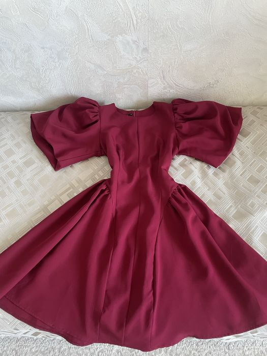 бордовое модное платье