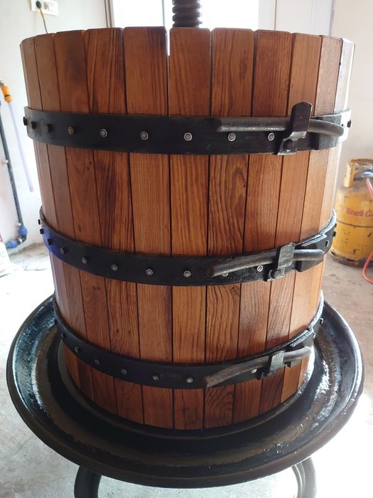 Vând presa struguri