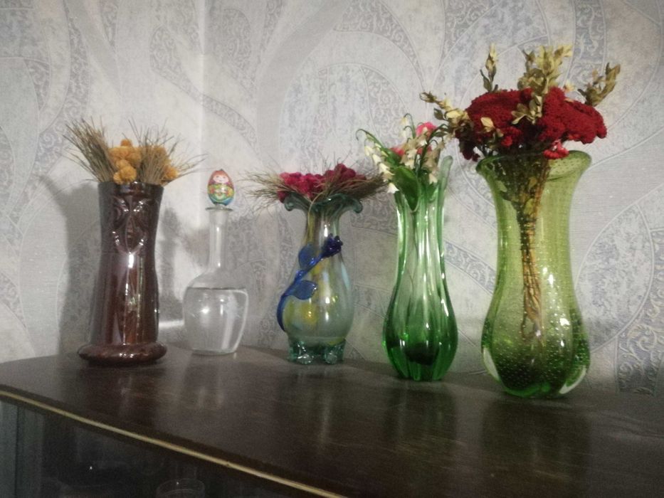 Вазы цветочные продаются оптом и в розницу.
