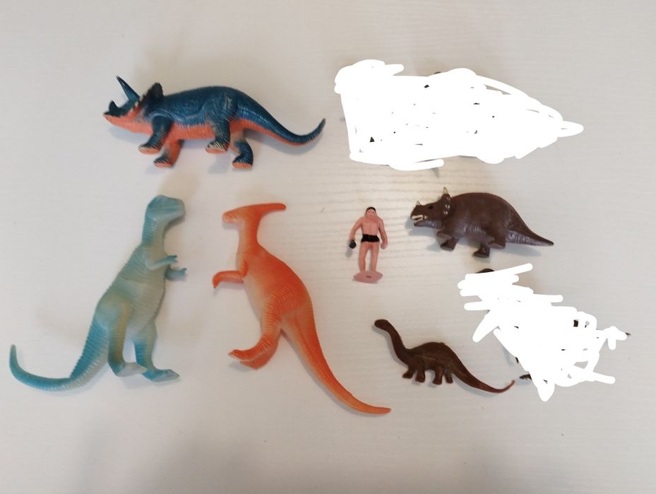 Играчки: фигурки,животни,динозаври,герои,пирати.