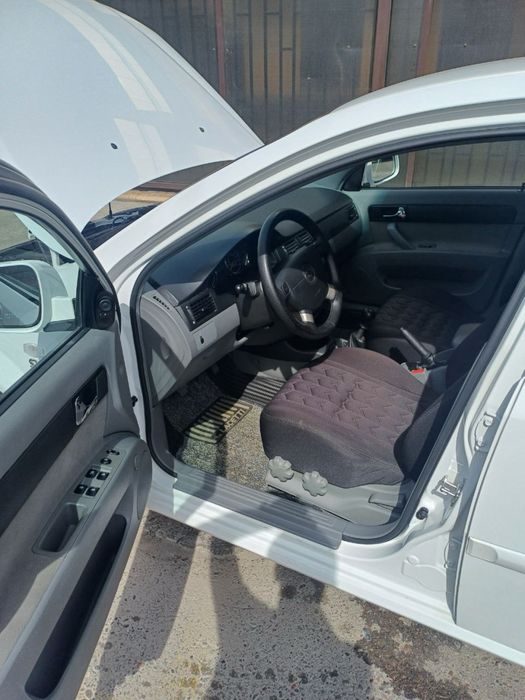 Белая ласетти жентра