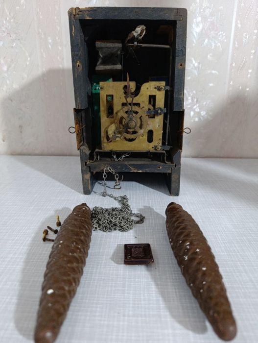 Продам часы кукушка и будильник