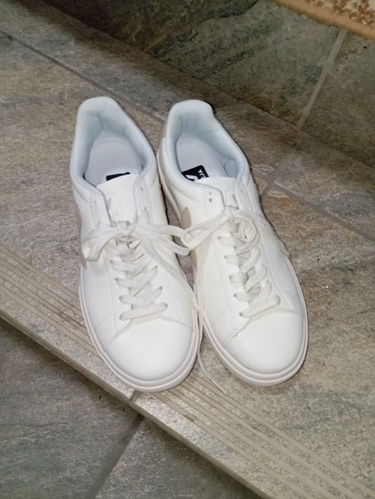 Кроссовки продам