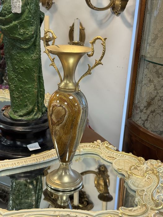 Vaza decorativa din onix cu elemente de metal