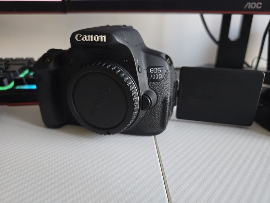 Aparat foto Canon EOS 700D + Obiective