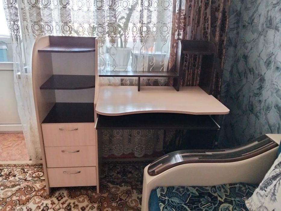 Продам компьютерный стол