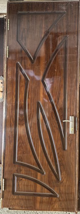 Eshik mdf sotiladi xolati ideal boʻyi 2.40sm. eni 80sm