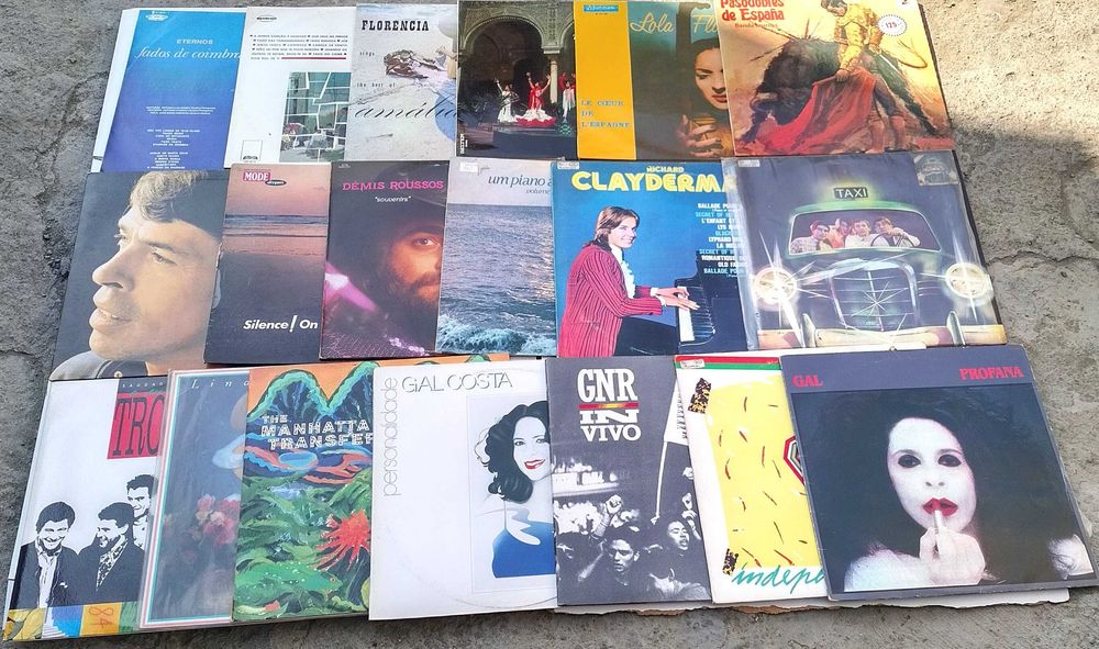 Лот, състоящ се от 112 винилови плочи, EP и LP плочи.