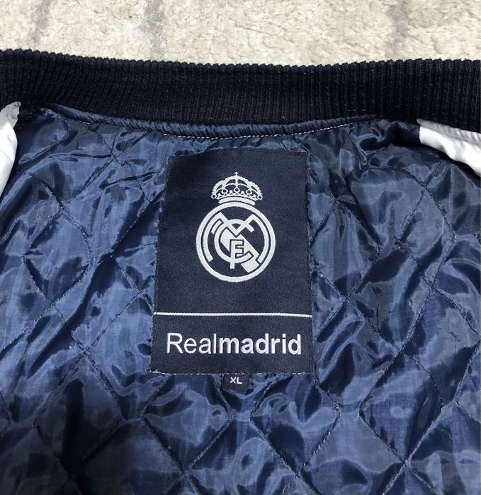 Geaca tip college real madrid originala marime xl geaca alba real xl