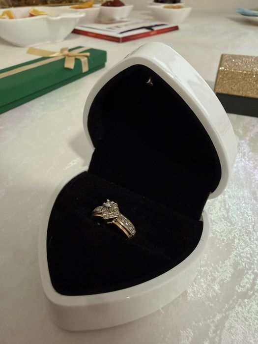 Золотое кольцо с фианитами 4 грамма 17,5-18 размер