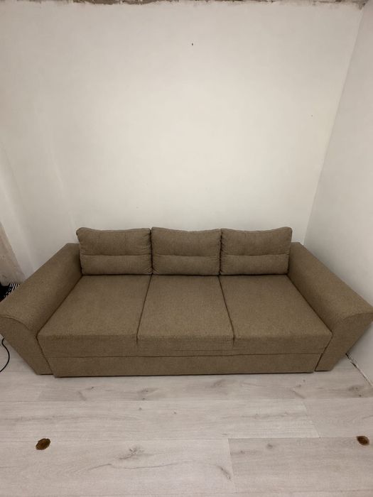 Vand canapea in stare foarte buna luata din dedeman crem cu tot cu perne