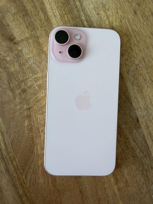 iPhone 15 Pink – Перфектно състояние + ПОДАРЪК 3 кейса