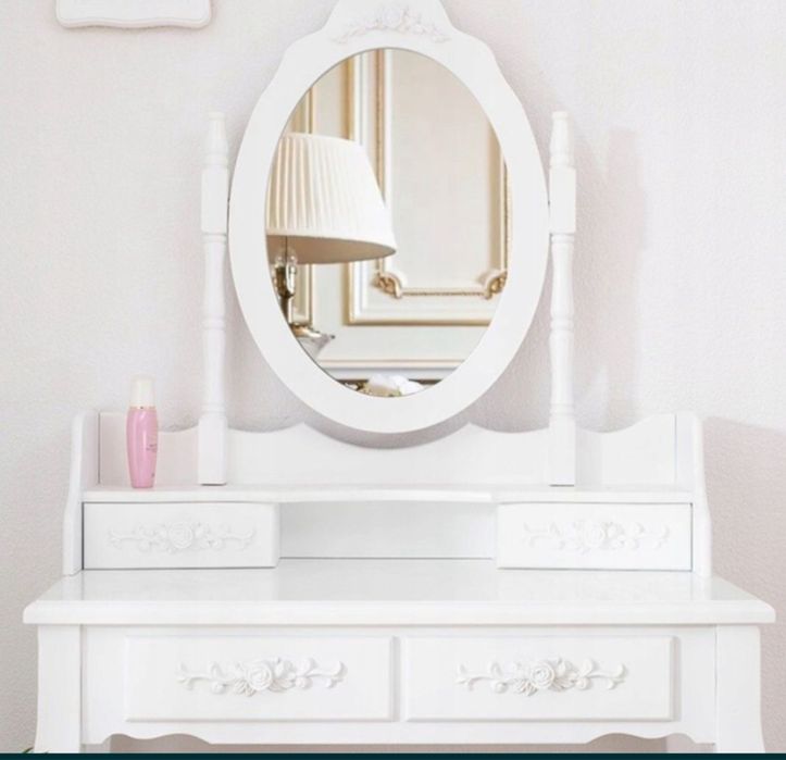 Продавам бяла тоалетка с огледало