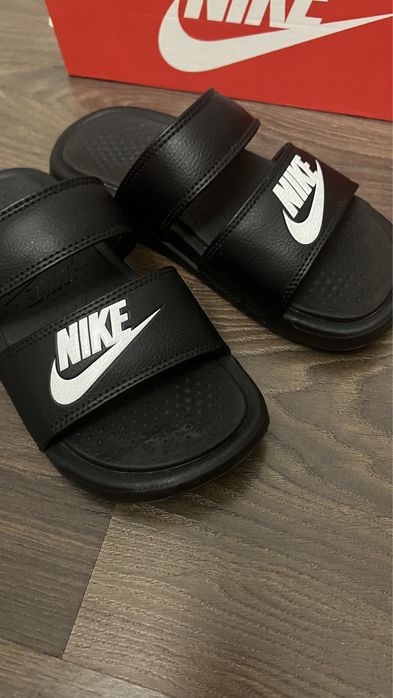Шлепки Nike. Сланцы сандали