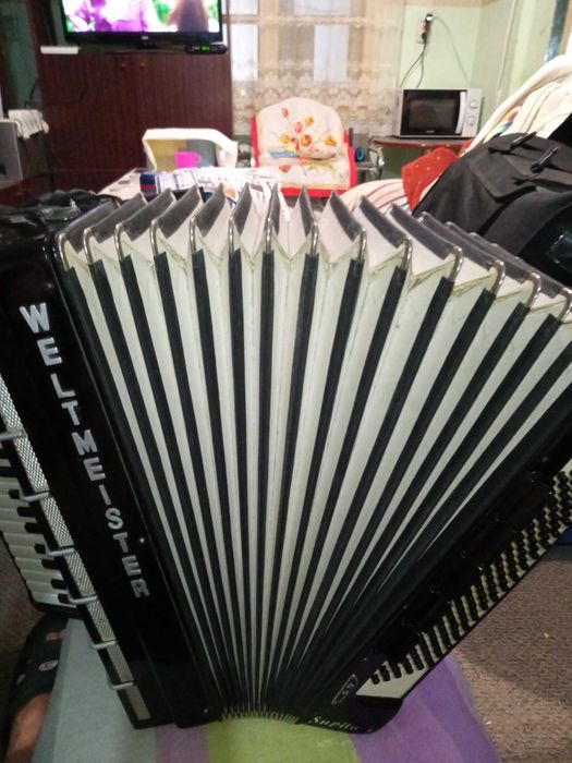 Продавам акордеон WELTMEISTER S5