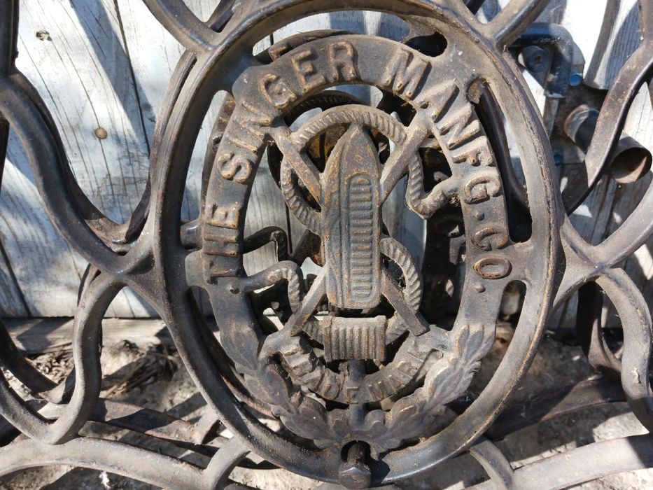 Vând mașină de cusut  originală singer în stare perfectă .