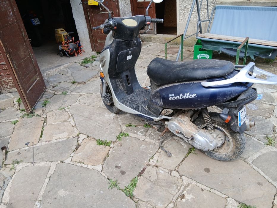 Продавам скутера