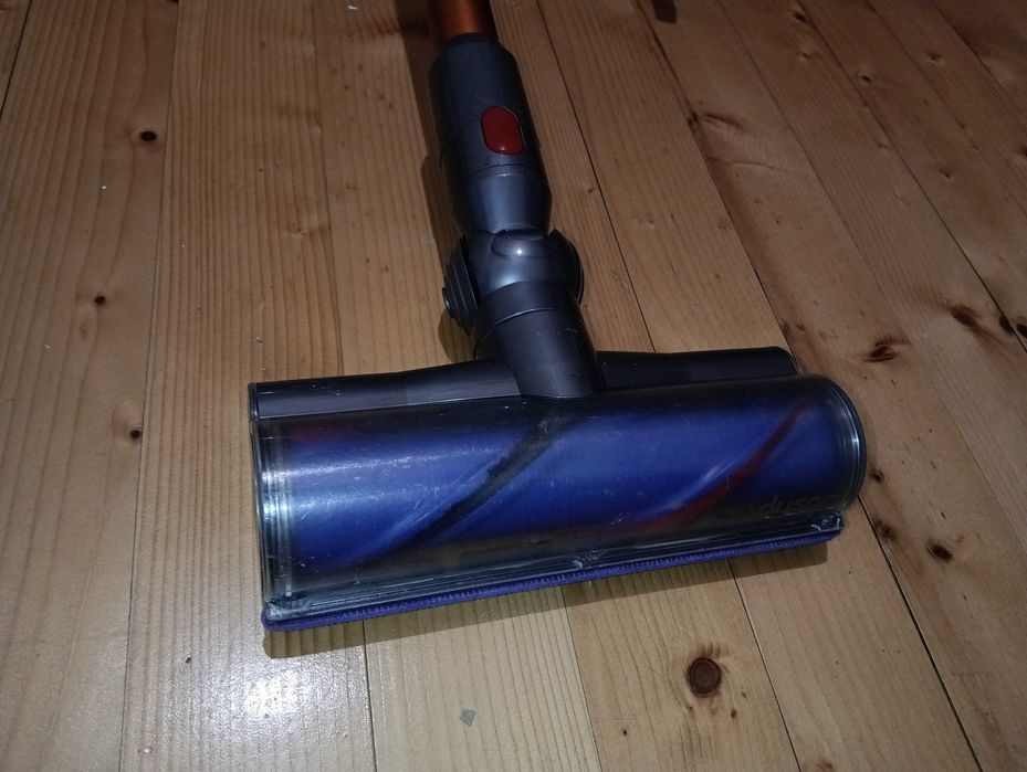 Много добра Dyson V10 безжична прахосмукачка пълен комплект