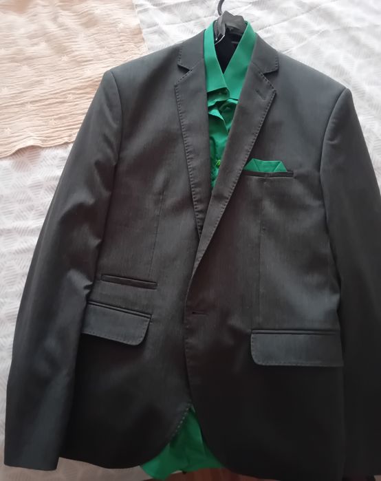 Костюм в сиво и зелено