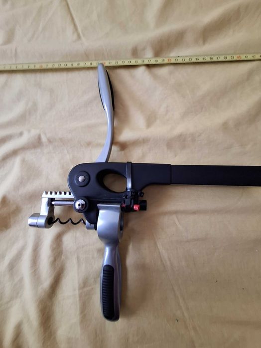 Tirbușon profesional cu pârghie (de tip lever corkscrew), folosit