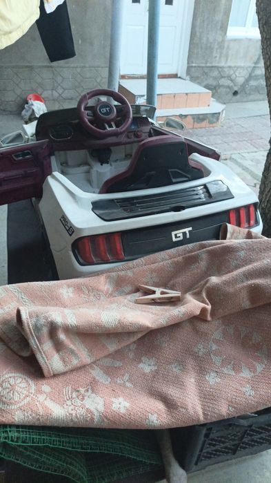 Detski moshina sotiladi