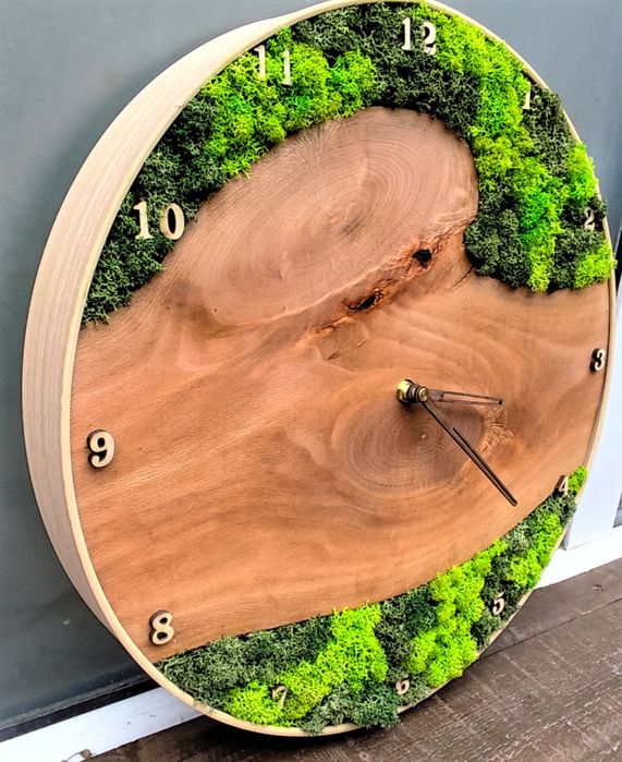 Часовник със скандинавски мъх и масивно дърво