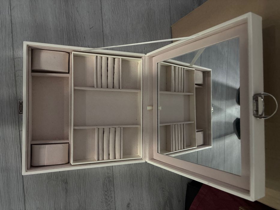 Кутия за бижута а огледало