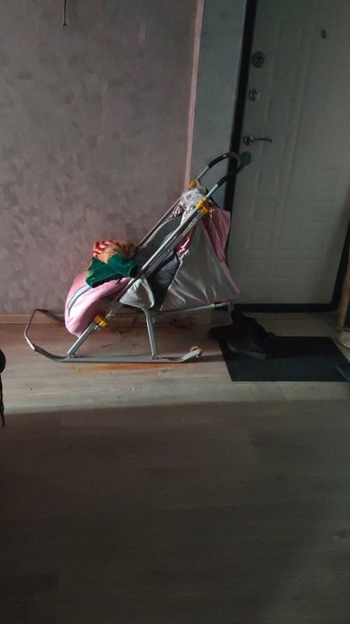 Продам стульчик для кормления и санки