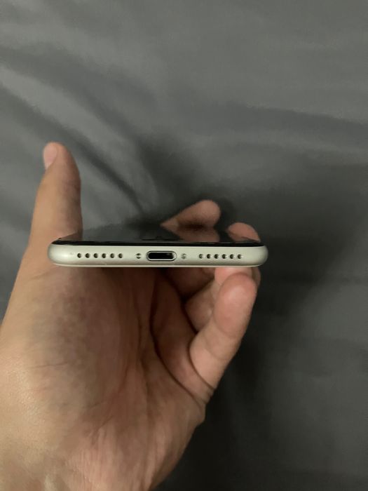 IPhone SE3 2022 в хорошем состоянии