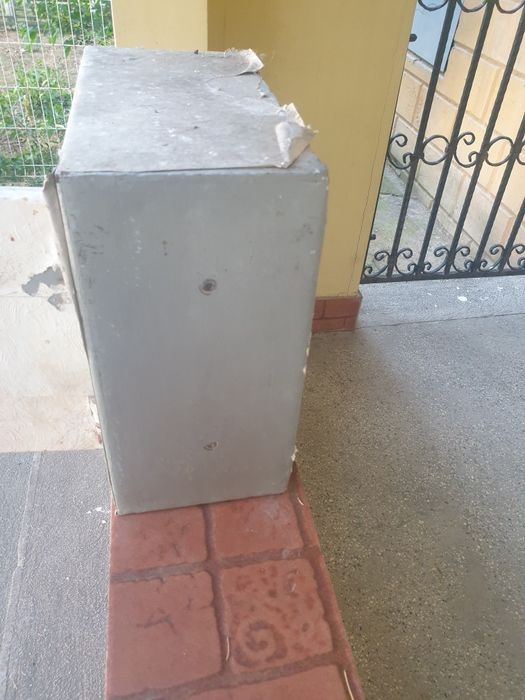 Метална каса за стена