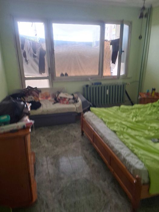 Продавам спалня гардероб нощни шкафчета и скрин масив