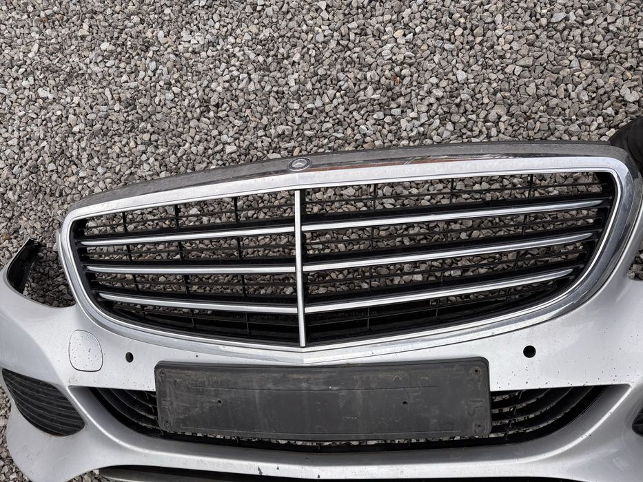 Продавам предна броня за мерцедес  C класа W205