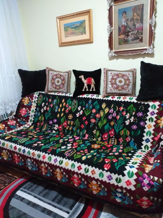 Covor, deosebit țesut la mănăstirea Tismana din lână colorată natural