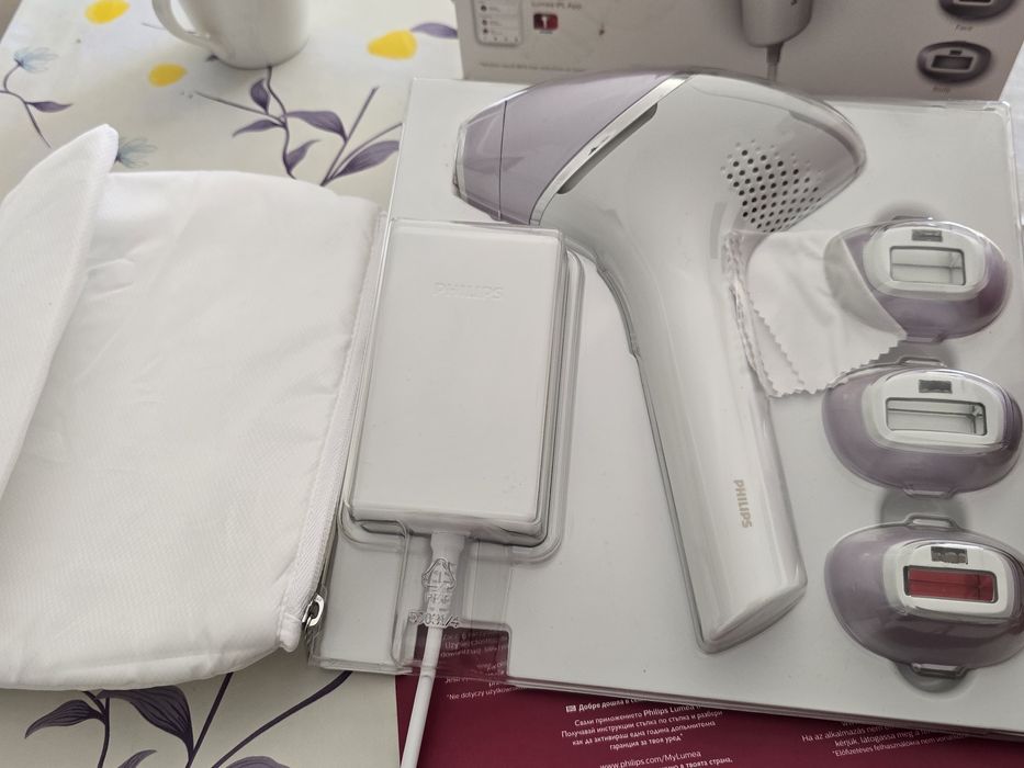 Фотоепилатор Philips Lumea 8000 + подарък чантичка за съхранение