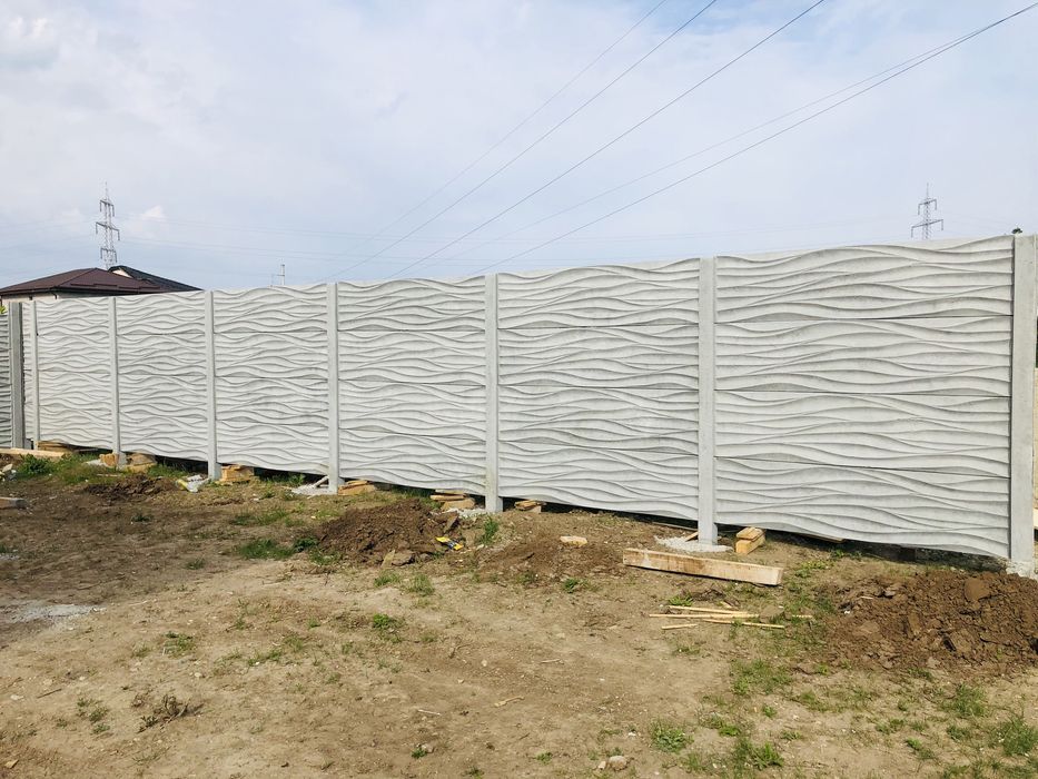Gard din placi și stâlpi din beton vibrat
