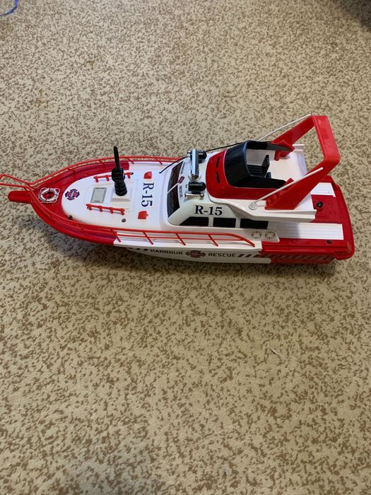 Корабль на пульте управления.