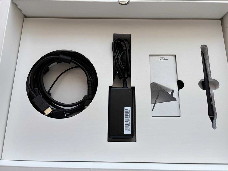 tabletă grafică Wacom Cintiq 16" display interactiv DTK1660K0B