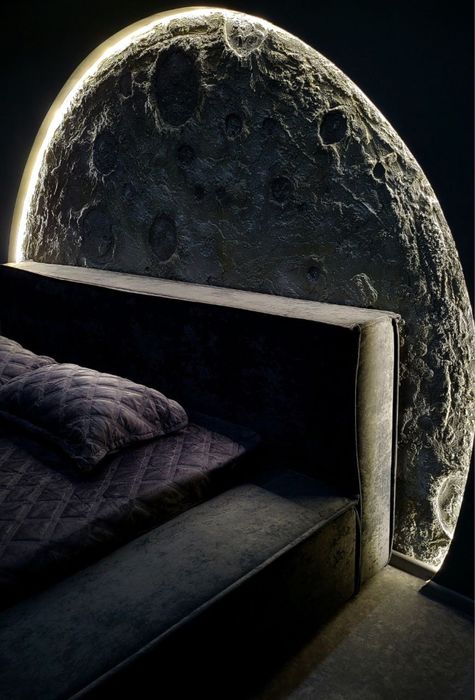 Космонавтов без скафандра принимаем