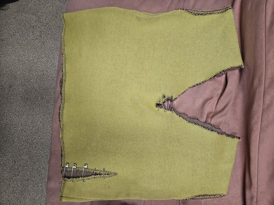 Жълт плетен елек