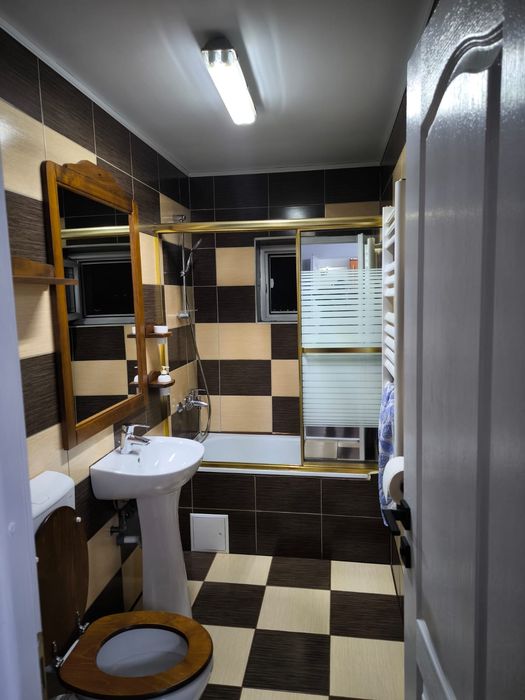 Închiriez apartament cu 3 camere