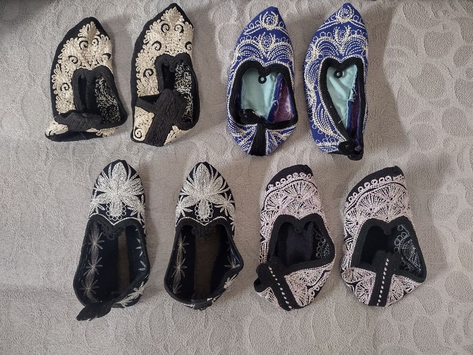 Нови бродирани Родопски терлици и плетени чорапи