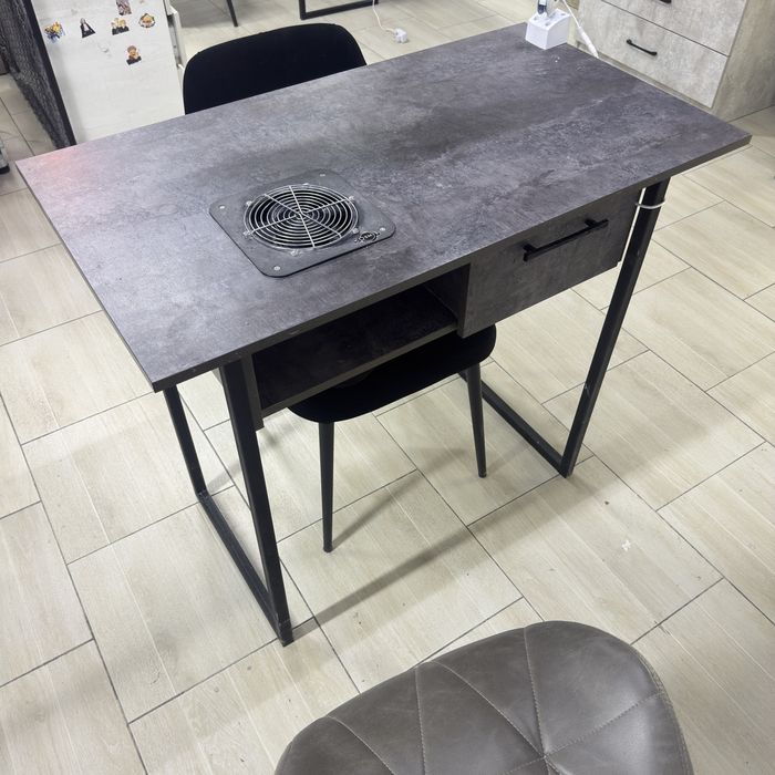 Продаются маникюрные столы 2 шт,цена 30 тыс б/у