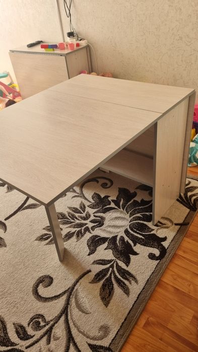 Продам два раздвижных стола.