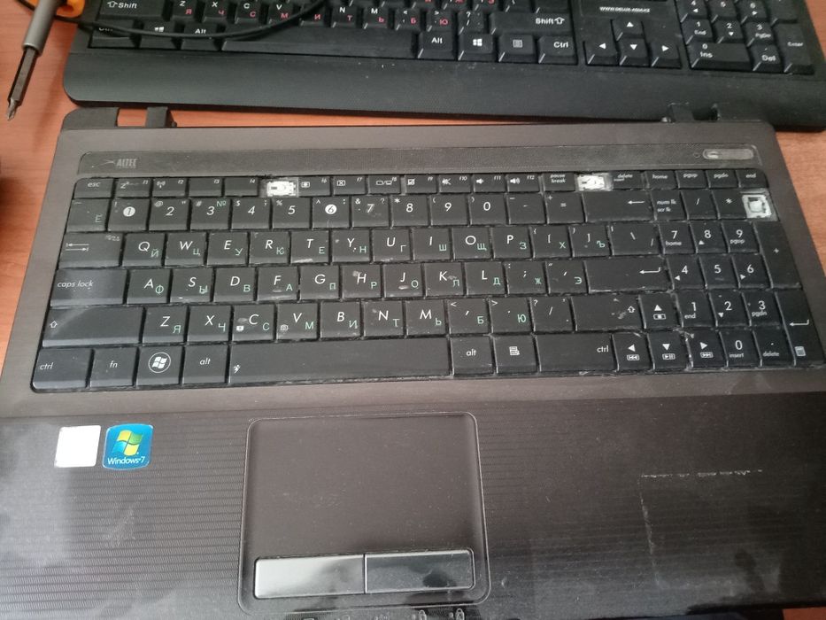 Продам два ноутбука. Без экранов.