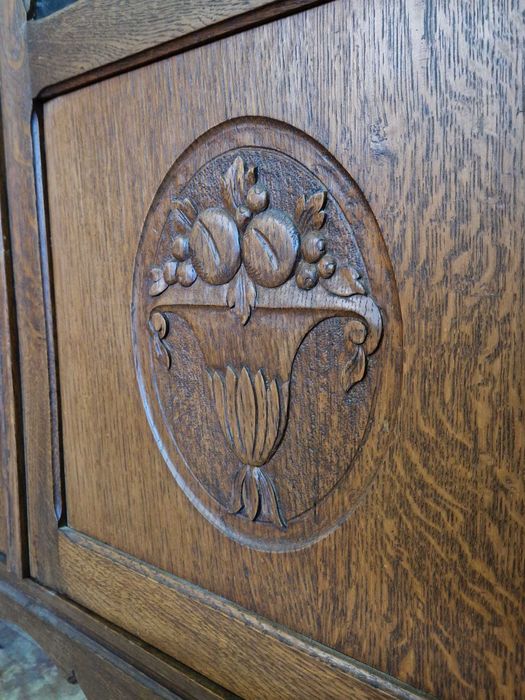 Дъбова витринна библиотека с фина дърворезба