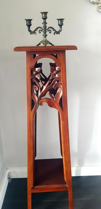 Piedestal vechi din lemn masiv