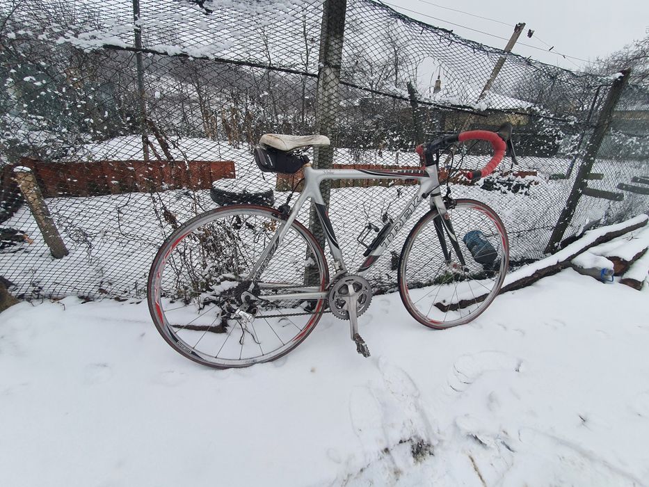 Bicicletă de carbon în stare decentă