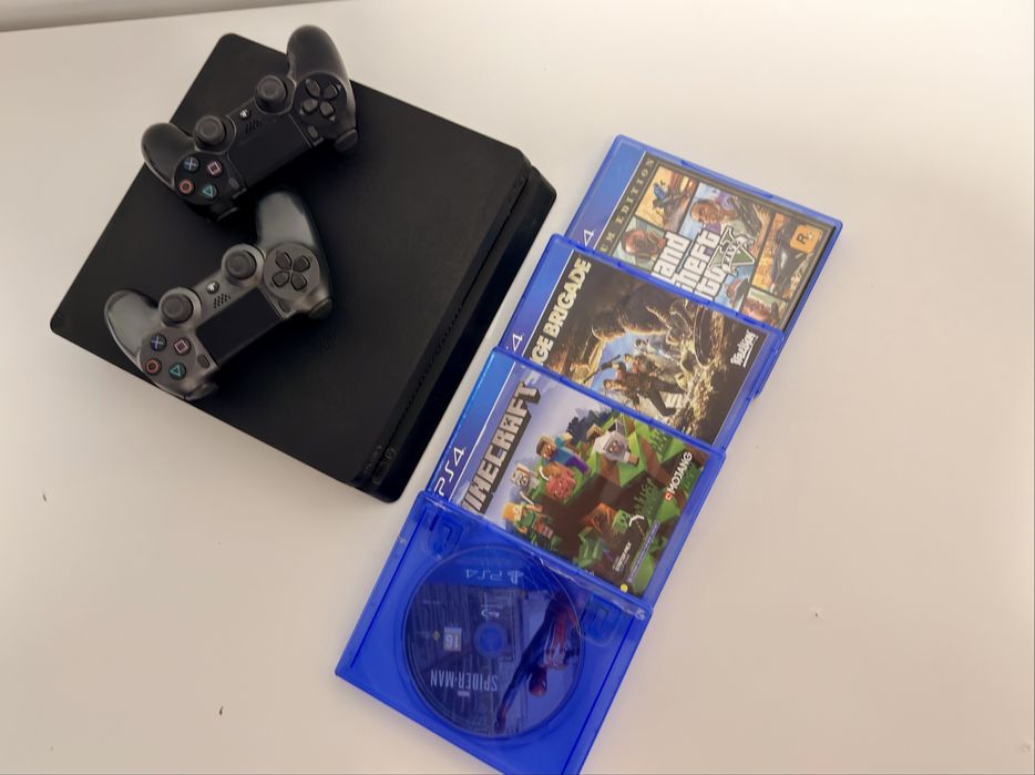 Playstation 4 cu 2 console si 4 jocuri