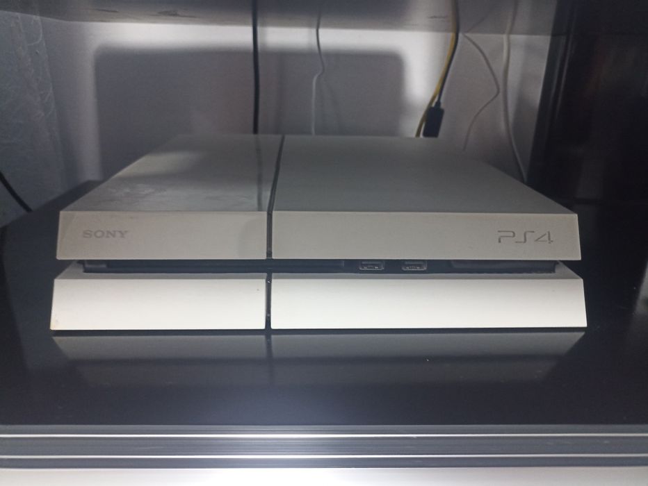 PS 4 приставка белая