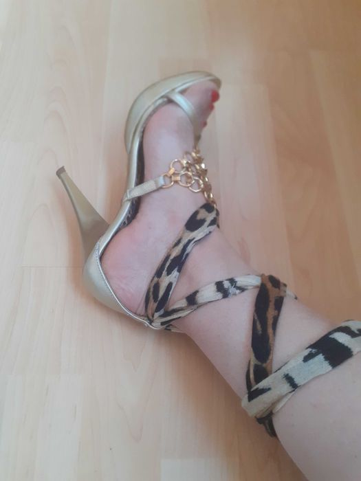 Златни сандали с тигрово